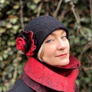Felted women's black red hat handmade of Merino wool in Art Deco style, Warm accessory for woman, 1920s women hat, Cap with a rose