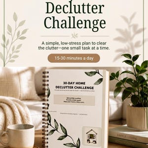 Könnte beinhalten: Ein spiralgebundener 30-Day Home Declutter Challenge Planer mit weißem Einband, grünen Blattillustrationen und einem kleinen Haussymbol. Der Text lautet 30-Day Home Declutter Challenge, A simple, low-stress plan to clear the clutter—one small task at a time.