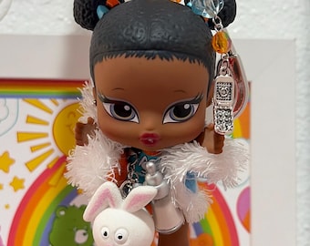 Spersonalizowany brelok Bratz Babyz z lalką Sasha Yasmin Jade Cloe i zawieszką na torebkę w kształcie króliczka. INNE DOSTĘPNE! Brelok do torebki, kolekcjonerska zabawka, prezent.