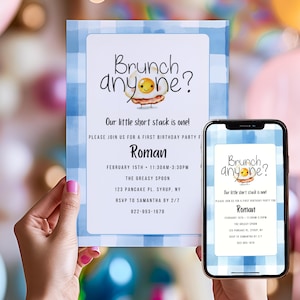 Puede incluir: Una invitación a cuadros azules y blancos con una ilustración de dibujos animados de un huevo frito sonriente con una cara de tocino. El texto dice "Brunch, anyone? Our little short stack is one!" con el nombre "Roman" y los detalles de una fiesta de primer cumpleaños.