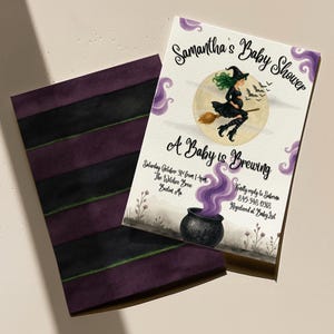 Può includere: Invito per baby shower a tema strega. L'invito presenta una strega incinta su una scopa, un calderone con fumo viola e il testo "Samantha's Baby Shower, A Baby is Brewing". L'invito ha un design a righe viola e nere sul retro.