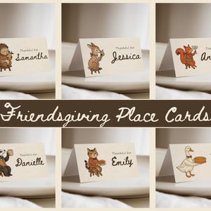 Puede incluir: Tarjetas de lugar de Friendsgiving con ilustraciones de animales caprichosas. Cada tarjeta tiene un nombre y la frase "Thankful for". Las tarjetas incluyen un erizo, un conejo, una ardilla, un tejón, un gato y un ganso, cada uno sosteniendo un artículo festivo.
