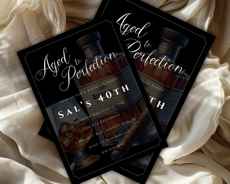 Peut inclure: Invitation noire et blanche avec une bordure dor&eacute;e. L'invitation indique "Vieilli &agrave; la perfection" et est pour une f&ecirc;te d'anniversaire de 40 ans. L'invitation pr&eacute;sente une bouteille de bourbon et un cigare.
