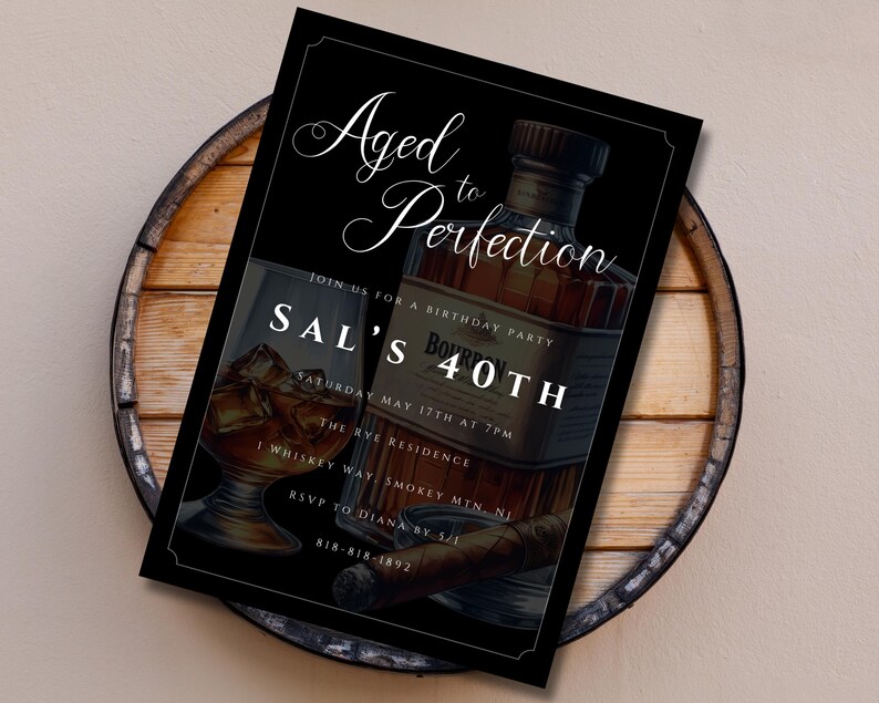 Peut inclure: Invitation noire et blanche avec une bordure dor&eacute;e. L'invitation indique "Vieilli &agrave; la perfection" et est pour la f&ecirc;te d'anniversaire de Sal pour ses 40 ans. L'invitation pr&eacute;sente une bouteille de bourbon et un verre de whisky.