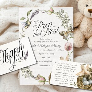 Peut inclure: Un ensemble de trois invitations de fête prénatale sur le thème floral et nature. Les invitations présentent une illustration aquarelle d'un nid avec des oiseaux, des papillons et des fleurs. Le texte sur les invitations est "Let's Prep the Nest" et "Rejoignez-nous pour une fête de nidification en l'honneur de la famille Mulligan".