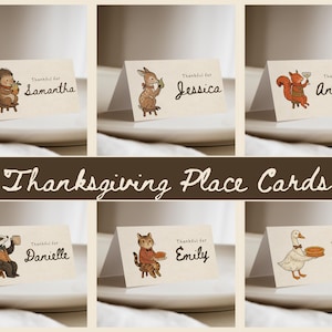 Puede incluir: Tarjetas de mesa de Acción de Gracias con ilustraciones de animales. Cada tarjeta dice "Agradecido por" seguido de un nombre. Los animales incluyen un erizo, un ciervo, una ardilla, un tejón, un gato y un ganso, cada uno con un artículo de Acción de Gracias.