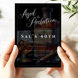 Peut inclure: Une carte d'invitation noire et blanche avec un fond noir. Le texte indique "Aged to Perfection" en &eacute;criture cursive. L'invitation est pour la f&ecirc;te d'anniversaire de Sal pour ses 40 ans. La f&ecirc;te a lieu le samedi 17 mai &agrave; 19h00 &agrave; The Rye Residence. L'adresse est 1 Whiskey Way, Smokey Mtn, NJ. Veuillez confirmer votre pr&eacute;sence &agrave; Diana avant le 5/1. Le num&eacute;ro de t&eacute;l&eacute;phone est 818-818-1892. L'invitation pr&eacute;sente une bouteille de bourbon et un verre de whisky.