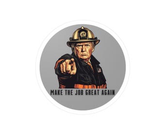 Op de afbeelding: Een sticker met een cartoonillustratie van een man in een brandweerhelm en uniform, die met zijn vinger naar de kijker wijst. De tekst "MAKE THE JOB GREAT AGAIN" staat onder de afbeelding.