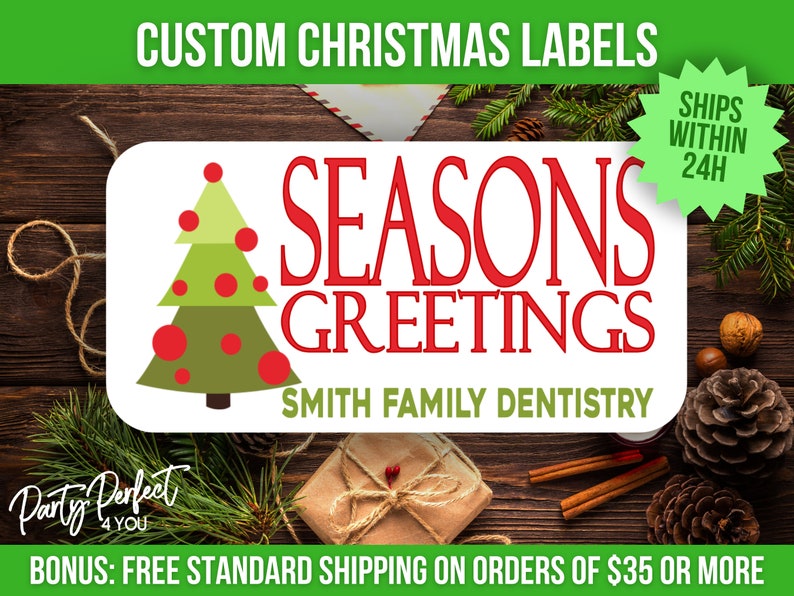 以下が含まれることがあります： 「Seasons Greetings」の赤い文字と、赤いオーナメントが付いた緑のクリスマスツリーが描かれた、カスタムクリスマスラベル。「Smith Family Dentistry」の文字が下にあります。木製の背景です。