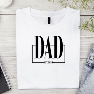 Dad Est 2025 Svg, Fathers Day Shirt, Varsity Dad Svg, Dad Est 2025 Png, First Time Dad, New Dad Png, Expecting Dad, Dad Shirt Svg