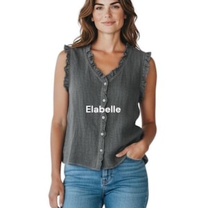 Puede incluir: Un juego de tres tazas de cerámica con un acabado mate moteado. Las tazas son de color crema, gris claro y gris oscuro. Cada taza tiene un diseño simple y minimalista.