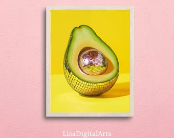 Peut inclure: Un avocat coupé en deux avec une boule disco argentée brillante à l'intérieur. L'avocat est sur un fond jaune vif.