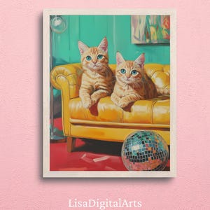 Retro Disco Katzen auf gelbem Sofa - farbenfroher digitaler Kunstdruck, Funky Cat Wandkunst, Pop Art Style Katzenposter
