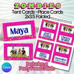 Peut inclure: Cartes de tente roses sur le thème des zombies. Les cartes sont étiquetées "Z-O-M-B-I-E-S" et "Tent Cards - Place Cards". Une carte dit "Maya", et d'autres présentent des noms d'aliments comme "Zed's Zodas" et "Cheezy Brains". Comprend un guide des aliments de fête.