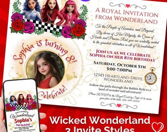 Può includere: Un biglietto d'invito di compleanno rettangolare con tre personaggi animati, rose rosse e una cornice circolare per foto. Il testo recita A ROYAL INVITATION FROM WONDERLAND, Sophia is turning 8, e i dettagli per la festa il 5 ottobre.