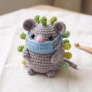 Hantavirus muis amigurumi haakpatroon, kiemmonster plushie pdf, schattige vaccinatie muis haaktutorial, medisch aandenkenpatroon