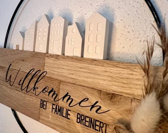 Personalisierter Türkranz mit Häusern | Metallring 20–30 cm | Optional mit Trockenblumen | Willkommen mit Namen