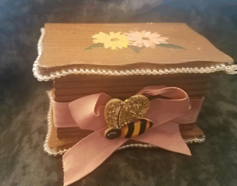 Caja del tesoro oculta de flores de abeja imagen 6