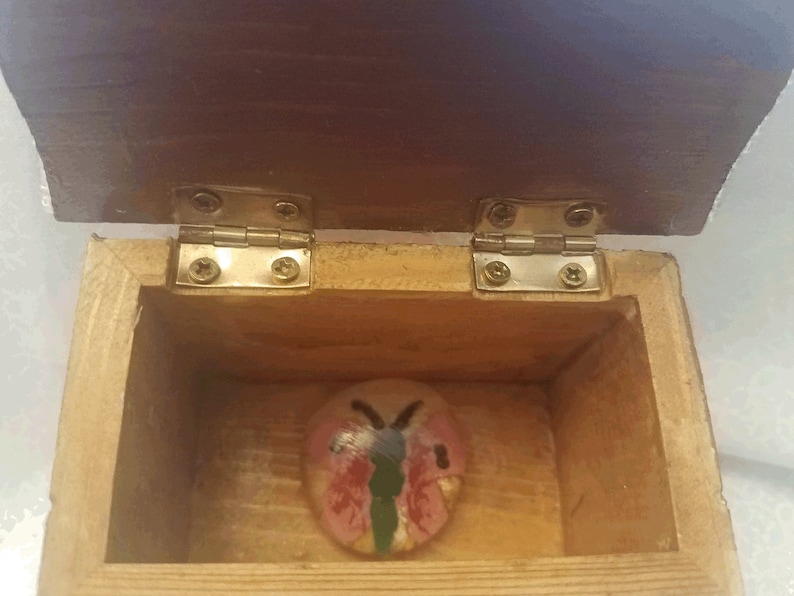 Caja del tesoro oculta de flores de abeja imagen 4