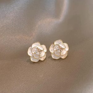White Flower Stud Earrings – Dainty Floral Earrings for Women, Elegant Mother of Pearl Jewelry, Minimalist Wedding Earrings, Gift for Her