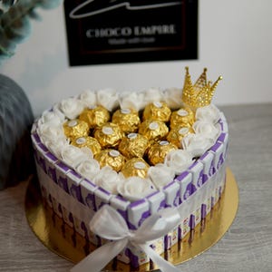 Goûtez au rêve alpin : boîte de chocolats Milka remplie de ferero rocher et de roses blanches + mini couronne ! Cadeau pour vos proches