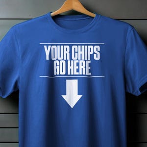 Camiseta "Tus fichas van aquí" / Camisetas de póquer, camiseta de cartas de póquer, camiseta de póquer de la suerte, jugador de póquer, camiseta divertida para hombre, juegos de cartas, regalo para hombres