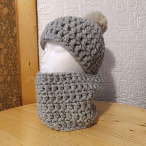 Handgestrickte Wollmischung Mütze und Schal mit Pom-Pom Set