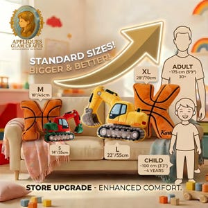 Pode incluir: Uma exibi&ccedil;&atilde;o de brinquedos de pel&uacute;cia, incluindo uma escavadeira vermelha e verde, uma escavadeira amarela e uma almofada laranja em forma de basquete. Tamanhos de 35 cm a 70 cm. Texto: "Standard Sizes! Bigger & Better!" e "Store Upgrade - Enhanced Comfort."