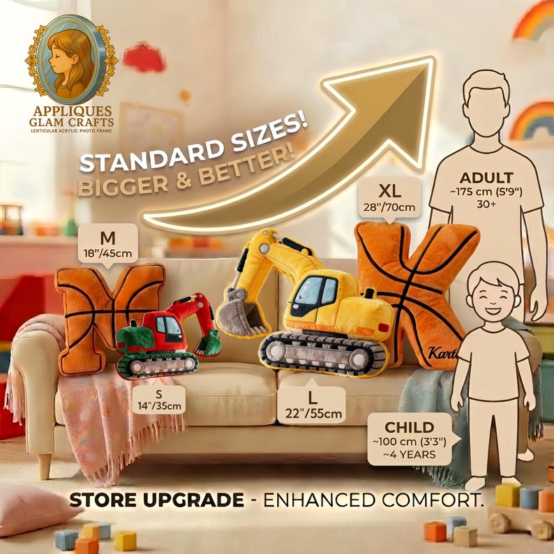 Pode incluir: Uma exibi&ccedil;&atilde;o de brinquedos de pel&uacute;cia, incluindo uma escavadeira vermelha e verde, uma escavadeira amarela e uma almofada laranja em forma de basquete. Tamanhos de 35 cm a 70 cm. Texto: "Standard Sizes! Bigger & Better!" e "Store Upgrade - Enhanced Comfort."