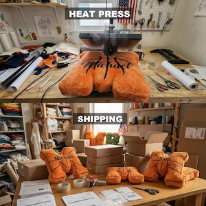 Pode incluir: Uma almofada laranja em forma de bola de basquete com o nome "Michael" impresso est&aacute; sendo prensada com uma prensa t&eacute;rmica. A palavra "HEAT PRESS" est&aacute; acima da prensa. Abaixo, almofadas com nomes est&atilde;o em uma mesa com suprimentos de envio.