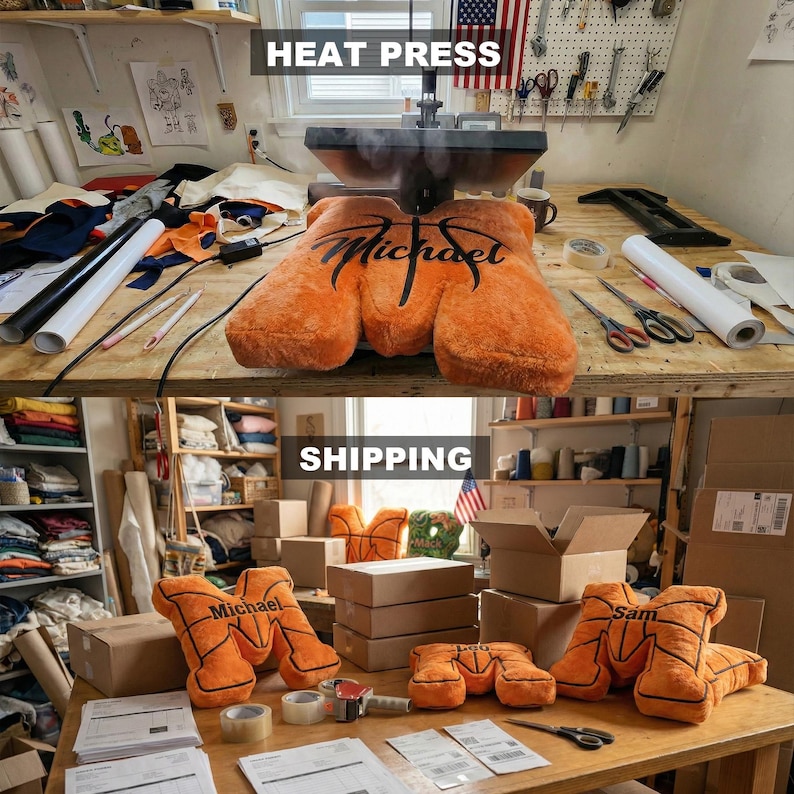 Pode incluir: Uma almofada laranja em forma de bola de basquete com o nome "Michael" impresso est&aacute; sendo prensada com uma prensa t&eacute;rmica. A palavra "HEAT PRESS" est&aacute; acima da prensa. Abaixo, almofadas com nomes est&atilde;o em uma mesa com suprimentos de envio.