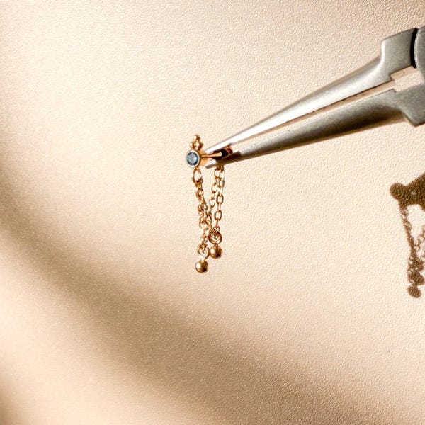 Zierliche 16g 18g Ball Dangle Push Pin Titan hypoallergen Kette Hoop Sapphire CZ, Conch Stud, Conch und Helix Kette Piercing flache Rückseite