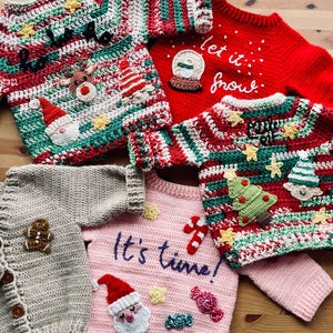 Może przedstawiać: Kolekcja kolorowych, ręcznie robionych swetrów świątecznych na szydełku. Swetry zdobione są świątecznymi motywami, takimi jak Święty Mikołaj, bałwanki, choinki oraz napisami "Let it snow" i "It's time!" w kolorze białym i niebieskim. Swetry są czerwone, zielone, białe i różowe.