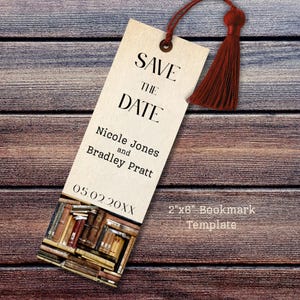 Op de afbeelding: Een crèmekleurige bladwijzer met de tekst "SAVE THE DATE" en de namen Nicole Jones en Bradley Pratt. De onderkant heeft een collage van boeken en een rode kwast hangt aan de bovenkant. De bladwijzer meet 5 cm x 15 cm.
