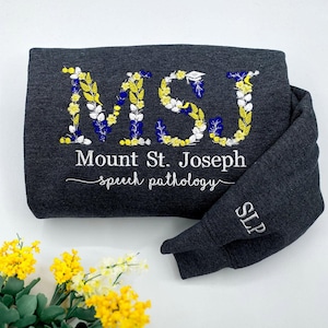Sudadera universitaria bordada personalizada, cuello redondo con letras florales bordadas, sudadera universitaria, regalo de graduación para un amigo.