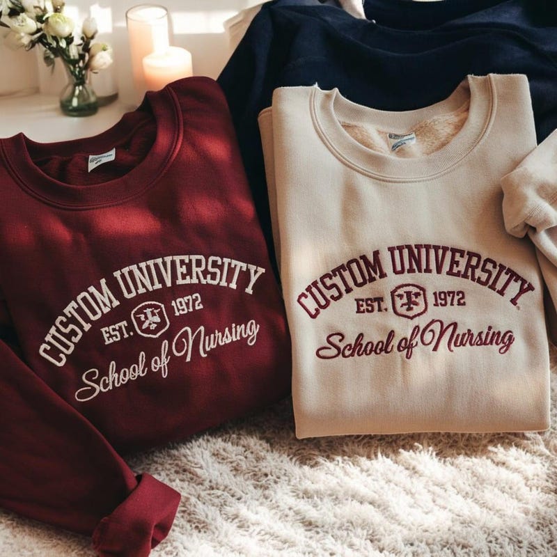 Besticktes Sweatshirt mit College-Stickerei, Crewneck mit Stickerei, Uni-Shirt, personalisiertes Sweatshirt und T-Shirt, Abschlussgeschenk für Freund