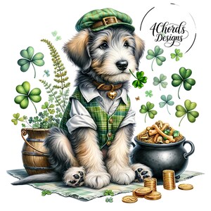 Peut inclure: Illustration à l'aquarelle d'un chien vêtu d'un gilet, d'une casquette et d'un collier à carreaux verts, avec un trèfle à quatre feuilles dans la bouche. L'image comprend un pot d'or, des trèfles et le texte "4Chords Designs".