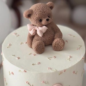 Decorazione per torta a forma di orsetto seduto in cioccolato commestibile fatta a mano