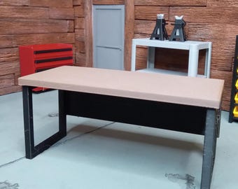 Mesa de trabajo grande con escala detallada