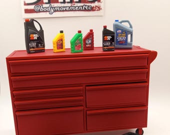 Juego de botellas de aceite de motor a escala detallada