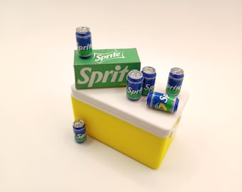 Latas de refresco en miniatura con caja: Refrescos y cervezas, paquete de 6 unidades disponible.