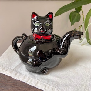 Japanese Cat Teapot