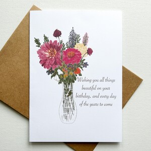 Tarjeta de felicitación con mensaje de buenos deseos con dalias rosas y flores silvestres para ella. Interior en blanco. Hecha a mano en Pensilvania.