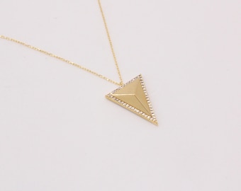 Collar de triángulo geométrico: plata bañada en oro de 14 k, dije minimalista