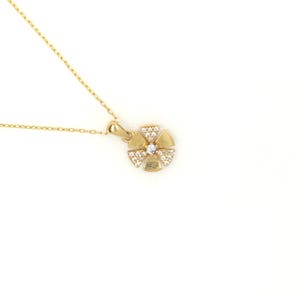 Collar de oro con dijes, amuleto de la suerte, collar de trébol, collar con letras, regalo de cumpleaños, collar de la suerte, joyería fina elegante, trébol de piedra blanca