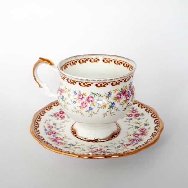 Elizabethan Fine Bone China , England - Schwer zu finden - Vintage Tasse und Untertasse - Dekor mit weichen rosa Rosen und eleganter goldener Borte