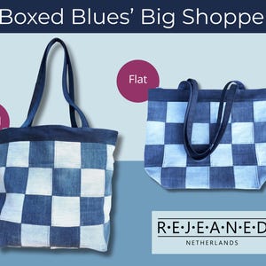 Op de afbeelding: Twee denim tote tassen met een dambordpatroon in blauw- en wittinten. De tassen hebben donkerblauwe handvatten en afwerking. Eén tas is gevuld en de andere is plat. De tekst "Boxed Blues' Big Shopper" staat bovenaan.