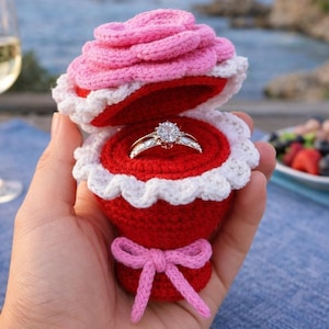 Puede incluir: Un juego de tres tazas de cerámica con un acabado moteado y mate. Las tazas son en tonos crema, gris claro y gris oscuro. Cada taza tiene un diseño simple y minimalista, ideal para café o té.