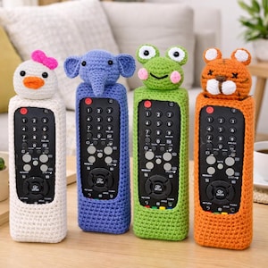 Pode incluir: Uma caneca de cerâmica branca com uma alça preta e o texto "But First, Coffee" em negrito preto. A caneca está sobre um fundo desfocado, sugerindo um ambiente acolhedor.