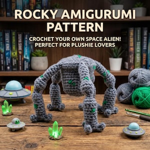 Puede incluir: Un amigurumi alienígena gris tejido a ganchillo con detalles verdes, exhibido con ovnis en miniatura y cristales verdes brillantes. El texto "ROCKY AMIGURUMI PATTERN" y "CROCHET YOUR OWN SPACE ALIEN! PERFECT FOR PLUSHIE LOVERS" es visible.